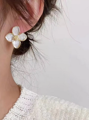 Boucle d'oreille à fleur.